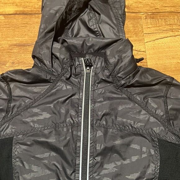Black Ivivva jacket / windbreaker - Picture 2 of 5